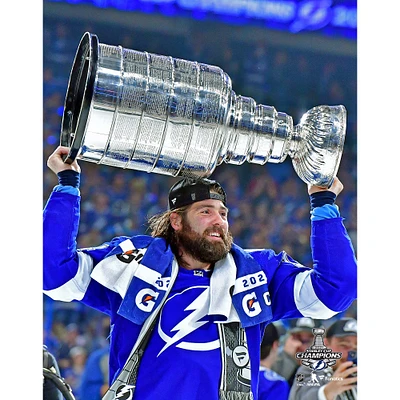 Photographie non signée de Pat Maroon, joueur du Lightning Tampa Bay, lors la cérémonie remise Coupe Stanley 2021