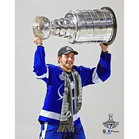 Photographie non signée de Ross Colton, joueur du Lightning Tampa Bay, lors la cérémonie remise Coupe Stanley 2021