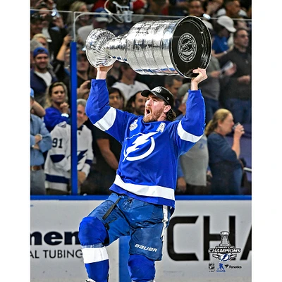Photographie non signée de Ryan McDonagh, joueur du Lightning Tampa Bay, lors la cérémonie remise Coupe Stanley 2021