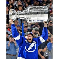 Photographie non signée de Steven Stamkos du Lightning Tampa Bay lors la cérémonie remise des trophées Coupe Stanley 2021