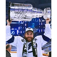 Photographie autographiée de 16" x 20" de Victor Hedman, champion de la Coupe Stanley 2020, soulevant la Coupe