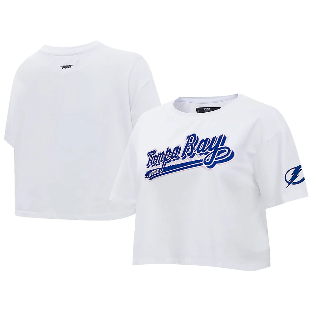 T-shirt court Pro Standard blanc Tampa Bay Lightning Boxy Script Tail pour femmes