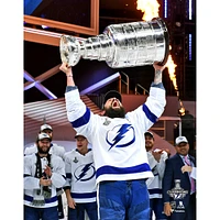Photographie non signée de Zach Bogosian, champion la Coupe Stanley 2020, lors levée