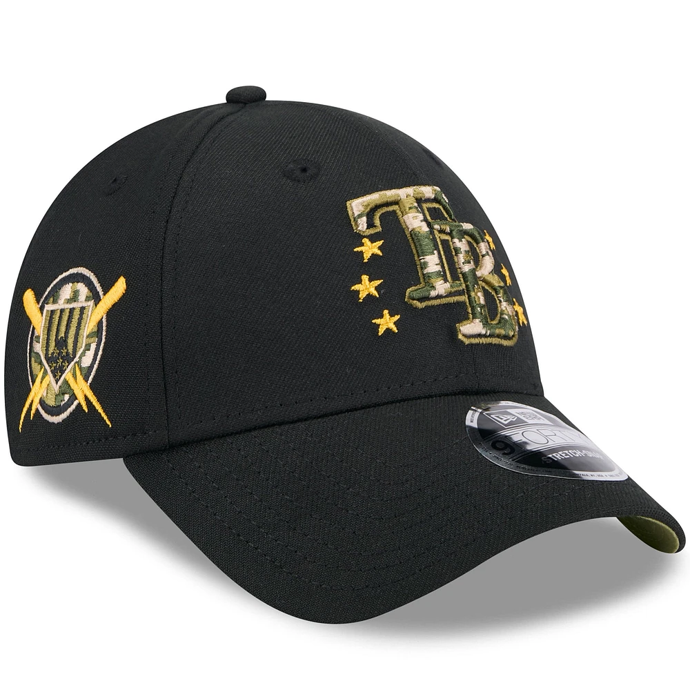 Casquette ajustable 9FORTY pour la Journée des forces armées 2024 New Era noire des Rays de Tampa Bay pour hommes