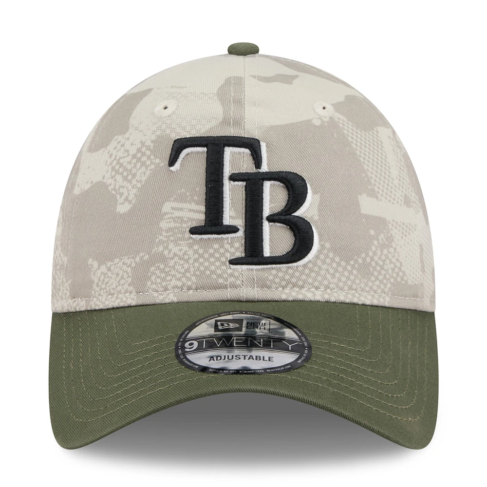 Casquette ajustable 9TWENTY pour homme New Era beige clair/olive Tampa Bay Rays 2025 Armed Forces Day