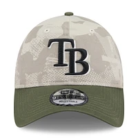 Casquette ajustable 9TWENTY pour homme New Era beige clair/olive Tampa Bay Rays 2025 Armed Forces Day