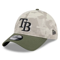 Casquette ajustable 9TWENTY pour homme New Era beige clair/olive Tampa Bay Rays 2025 Armed Forces Day