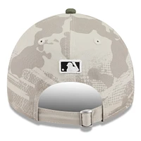 Casquette ajustable 9TWENTY pour homme New Era beige clair/olive Tampa Bay Rays 2025 Armed Forces Day