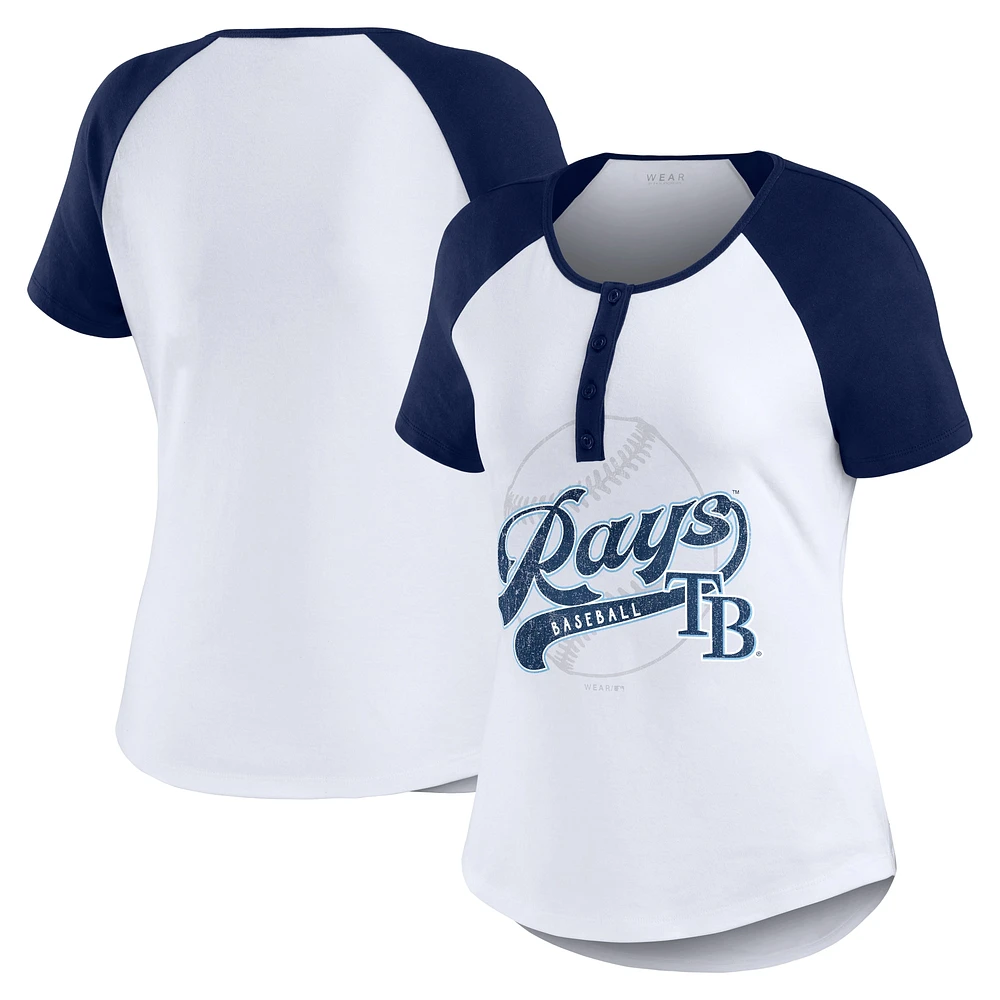 WEAR by Erin Andrews T-shirt ajusté Henley Raglan des Rays de Tampa Bay, blanc/bleu marine, pour femmes