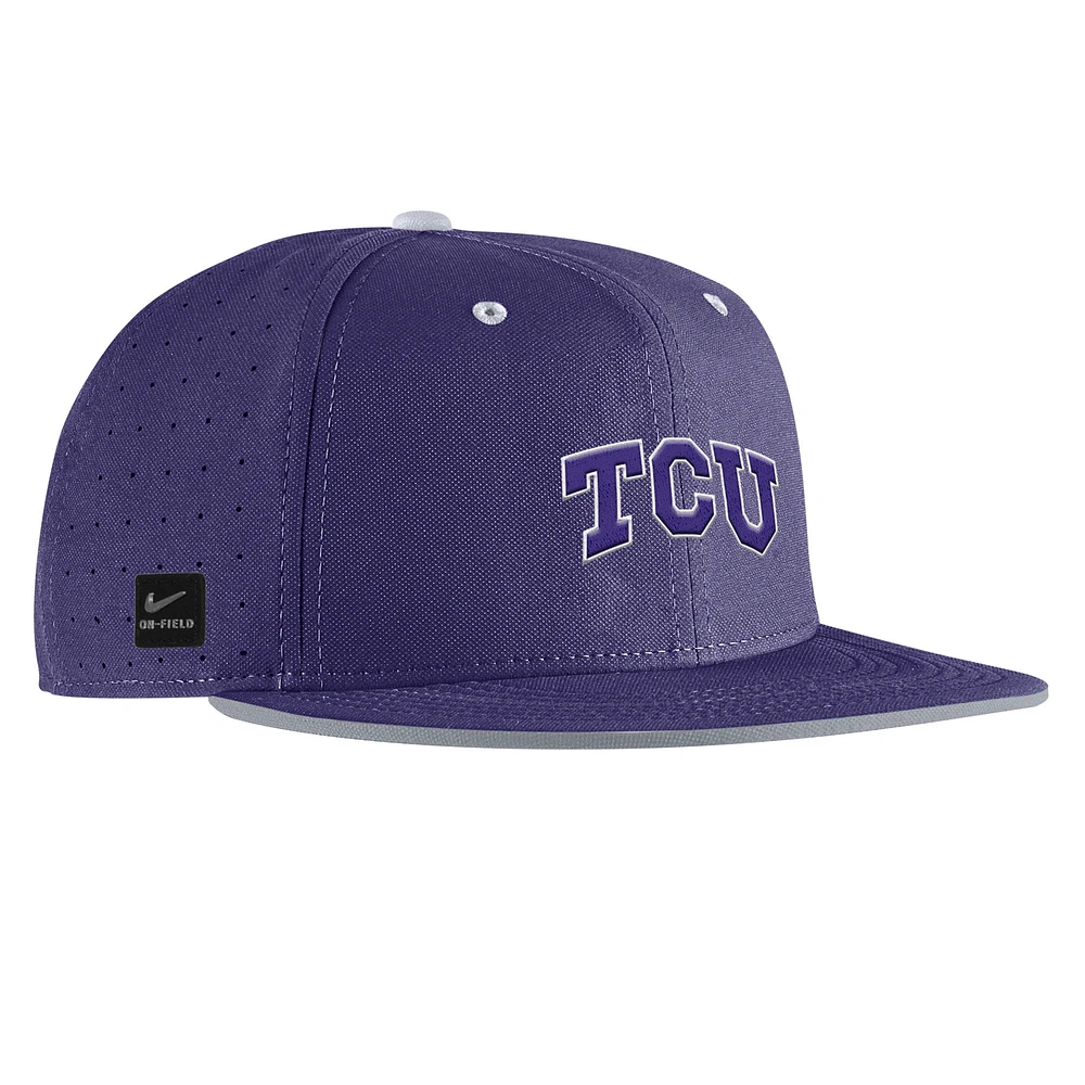 Casquette de baseball ajustée Nike TCU Horned Frogs 2025 violette pour homme On-Field True Performance
