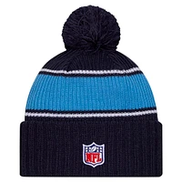 Bonnet tricoté à revers avec pompon Tennessee Titans 2024 Sideline Sport pour homme New Era bleu marine