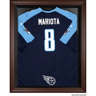 Vitrine de présentation du maillot avec logo encadré marron des Titans du Tennessee