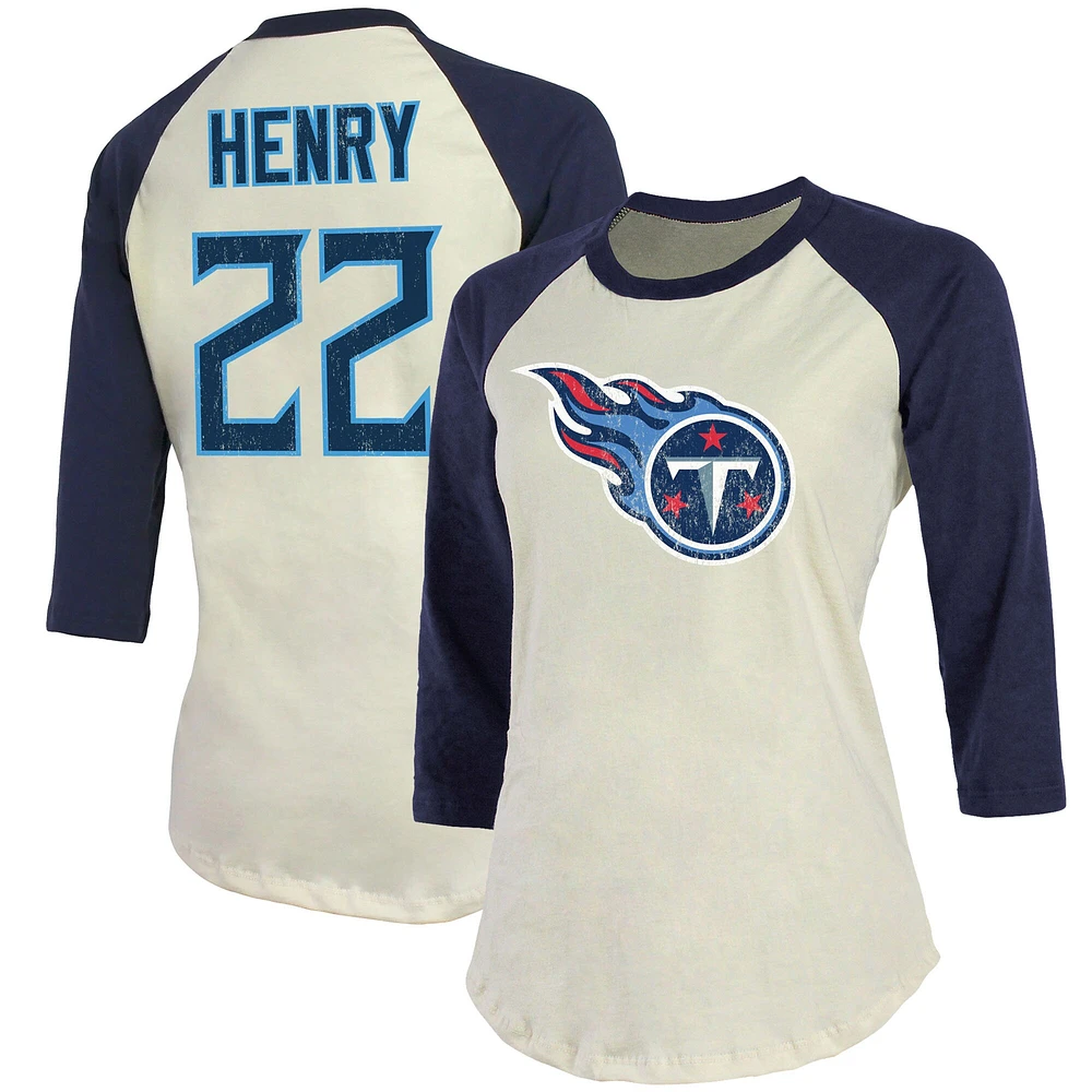 T-shirt ajusté à manches 3/4 pour femme Majestic Threads Derrick Henry crème/marine Tennessee Titans Player Raglan Name & Number