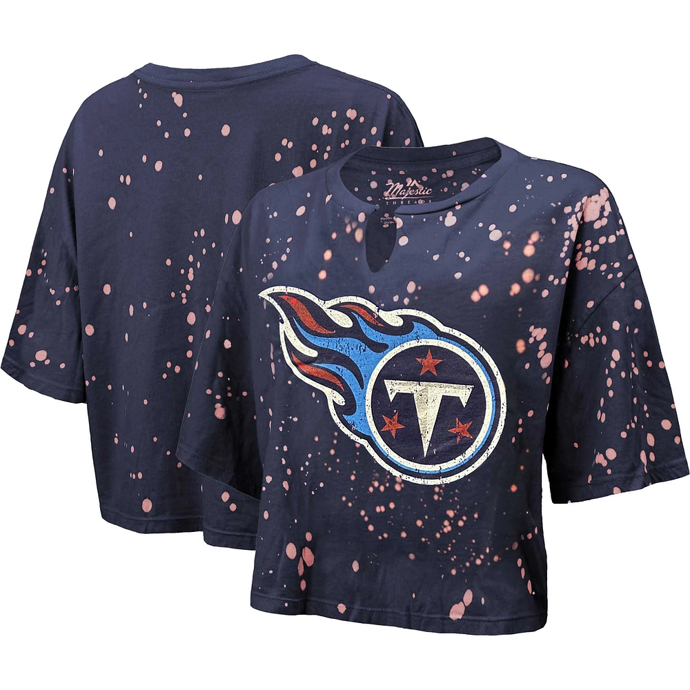 T-shirt court à col cranté Majestic Threads pour femmes, bleu marine, Tennessee Titans, Bleach Splatter