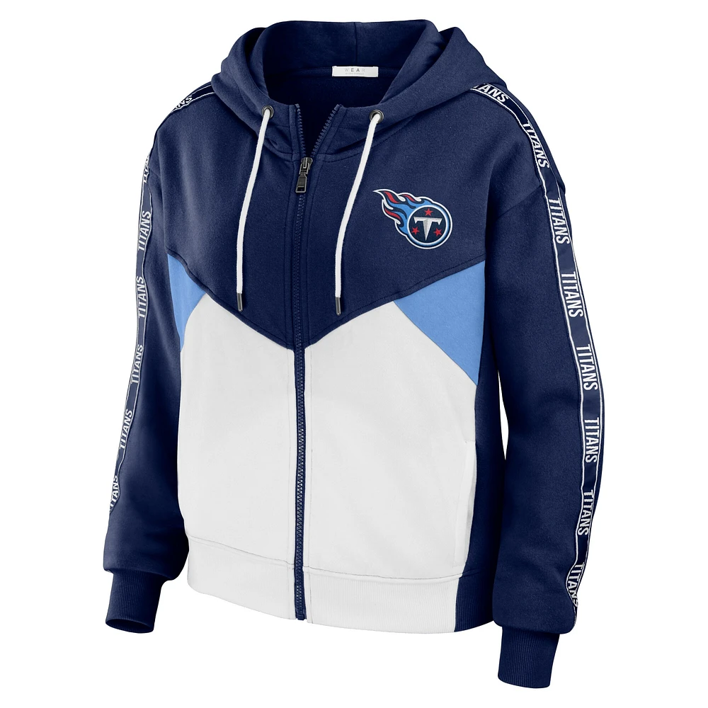 Sweat à capuche court zippé léger et modeste blocs de couleurs bleu marine/blanc Tennessee Titans pour femme par Erin Andrews