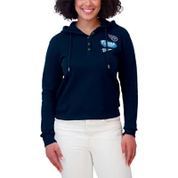 Pull à capuche gaufré grande taille bleu marine Tennessee Titans pour femme WEAR by Erin Andrews