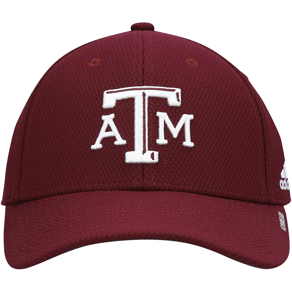 Casquette AEROREADY Flex pour entraîneurs de la ligne touche adidas Maroon Texas A&M Aggies 2021 homme