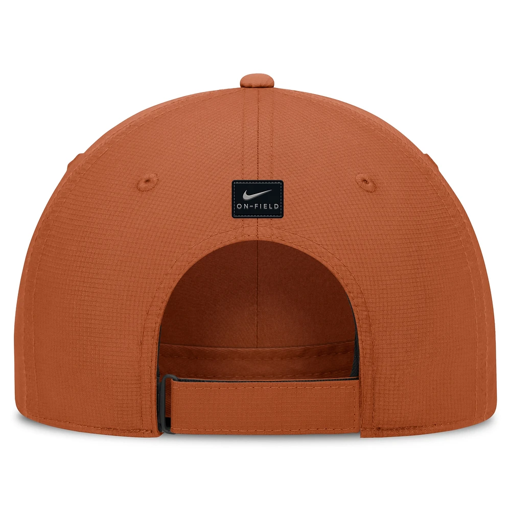 Casquette ajustable Nike Texas Orange Texas Longhorns 2024/25 On-Field Club Performance pour homme