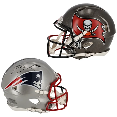 Casque authentique Riddell Half & Half Speed ​​autographié par Tom Brady des Tampa Bay Buccaneers et des New England Patriots - Signature du côté de la Nouvelle-Angleterre
