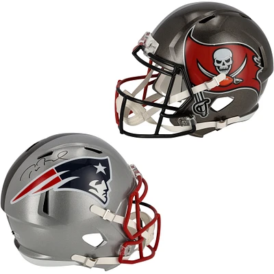 Casque réplique autographié Riddell Half & Half Speed ​​des Buccaneers de Tampa Bay et des Patriots de la Nouvelle-Angleterre par Tom Brady - Signature du côté de la Nouvelle-Angleterre