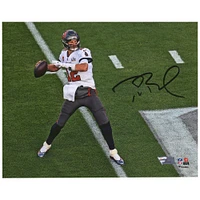Photographie dédicacée de Tom Brady des Buccaneers de Tampa Bay, champion du Super Bowl LV, 8" x 10"