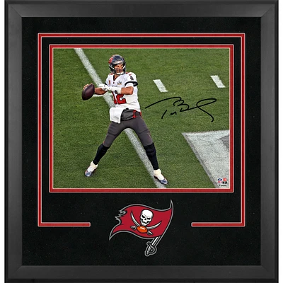 Photographie encadrée de luxe autographiée de Tom Brady des Buccaneers de Tampa Bay 16" x 20" Champions du Super Bowl LV Super Bowl LV Action