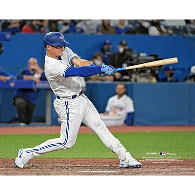 Matt Chapman, joueur de baseball non signé des Blue Jays Toronto, frappe avec un maillot blanc