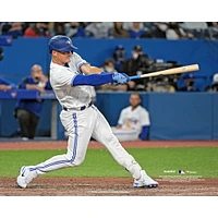 Matt Chapman, joueur de baseball non signé des Blue Jays Toronto, frappe avec un maillot blanc