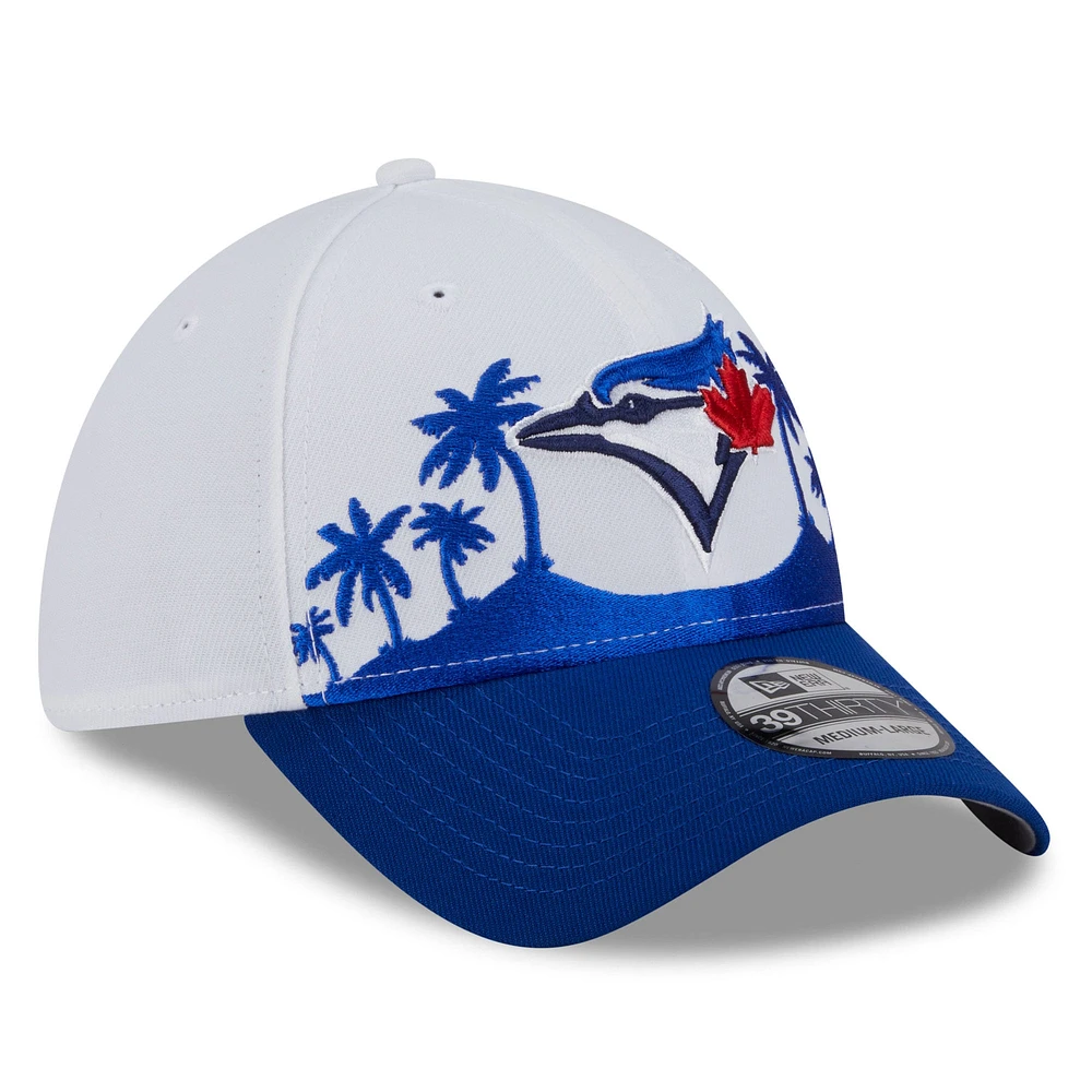 Casquette New Era 39THIRTY Flex blanche/bleue pour homme, édition printemps 2025 des Blue Jays de Toronto