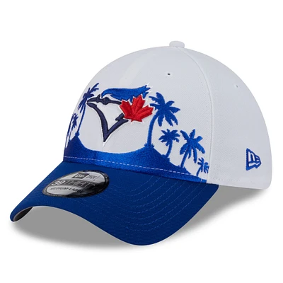 Casquette New Era 39THIRTY Flex blanche/bleue pour homme, édition printemps 2025 des Blue Jays de Toronto
