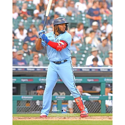Photographie non signée de Vladimir Guerrero Jr., joueur des Blue Jays Toronto, en position frappe verticale