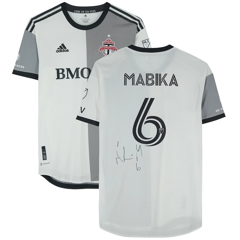 Maillot blanc dédicacé #6 du Toronto FC par Aime Mabika lors de la saison 2023 de la MLS