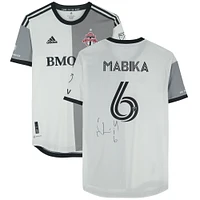 Maillot blanc dédicacé #6 du Toronto FC par Aime Mabika lors de la saison 2023 de la MLS