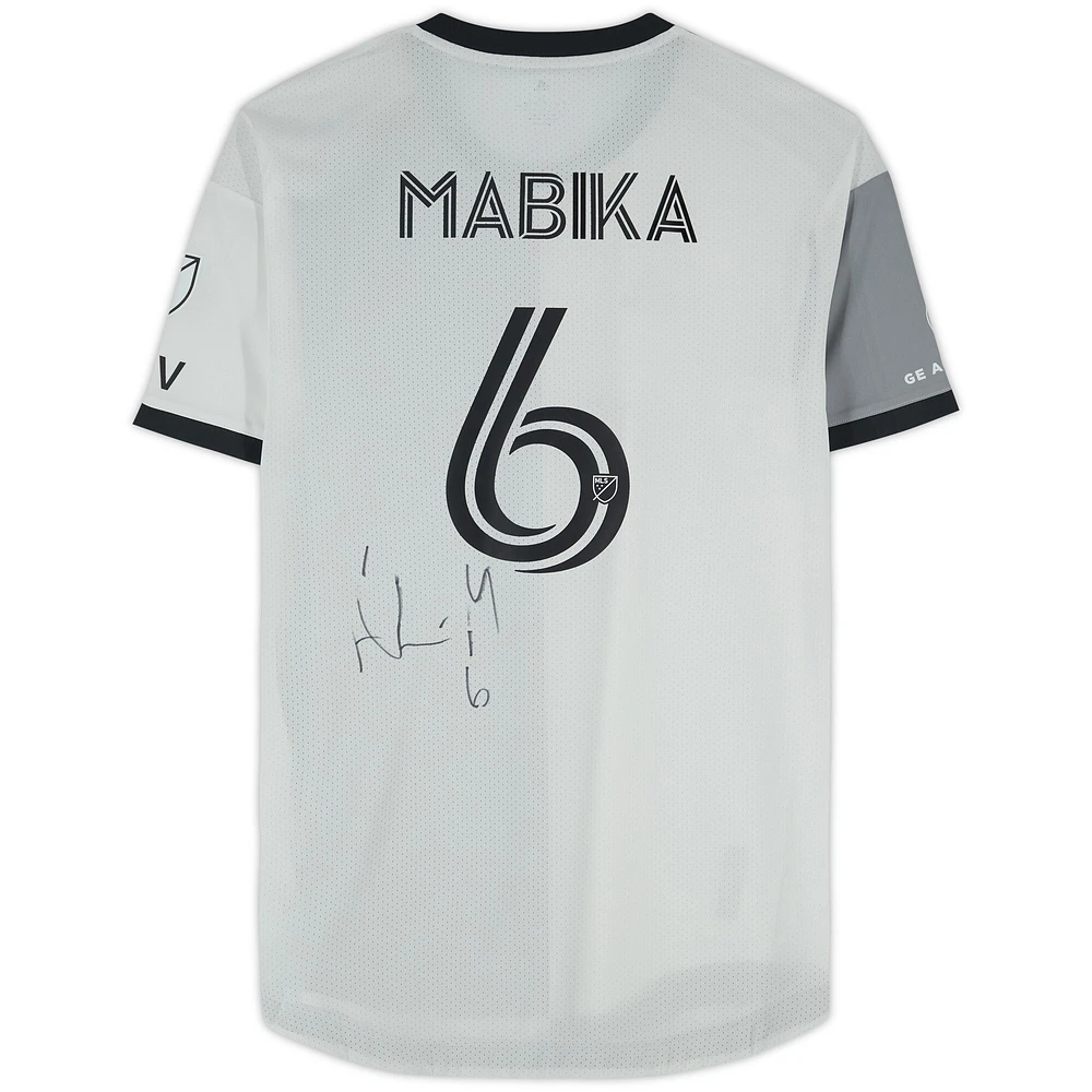 Maillot blanc dédicacé #6 du Toronto FC par Aime Mabika lors de la saison 2023 de la MLS
