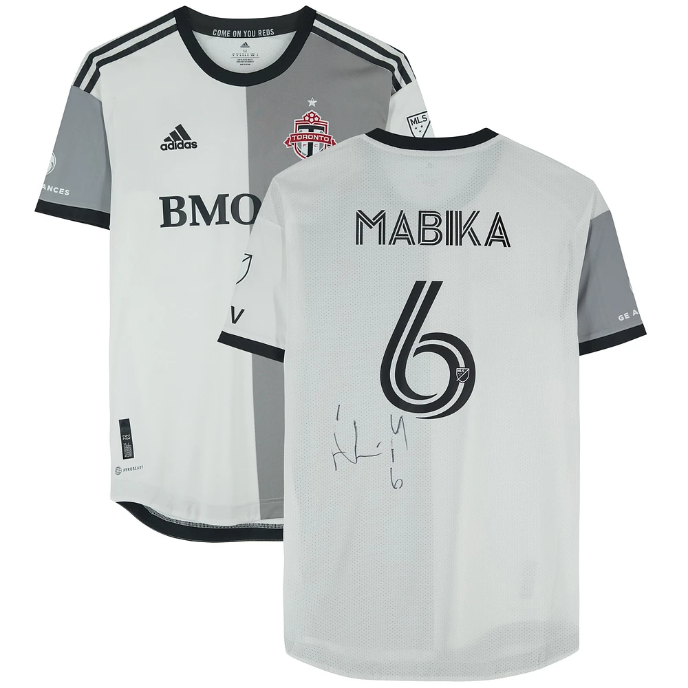Maillot blanc dédicacé #6 du Toronto FC par Aime Mabika lors de la saison 2023 de la MLS