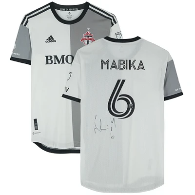 Maillot blanc dédicacé #6 du Toronto FC par Aime Mabika lors de la saison 2023 de la MLS