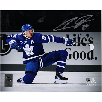 Photographie autographiée de 8" x 10" d'Auston Matthews des Maple Leafs de Toronto, un genou en l'air célébrant la victoire