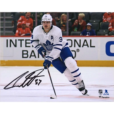Photographie horizontale autographiée de 8" x 10" d'Auston Matthews des Maple Leafs de Toronto en train de patiner