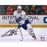 Photographie horizontale autographiée de 8" x 10" d'Auston Matthews des Maple Leafs de Toronto en train de patiner