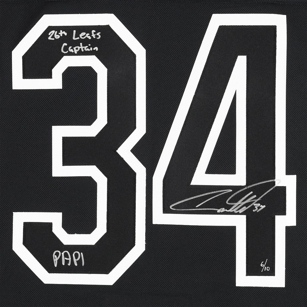 Maillot Fanatics alternatif noir autographié par Auston Matthews des Maple Leafs de Toronto avec inscriptions « 26th Leafs Captain » et « PAPI » - Édition limitée à 10 exemplaires