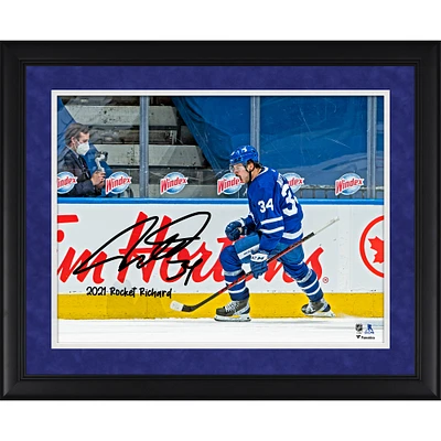 Photographie encadrée autographiée de célébration de but de 16" x 20" d'Auston Matthews des Maple Leafs de Toronto avec l'inscription "2021 Rocket Richard"