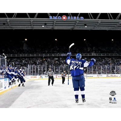 Photographie non signée d'Auston Matthews des Maple Leafs de Toronto célébrant le but gagnant du match la Classique Centenaire LNH 2017