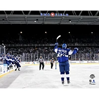 Photographie non signée d'Auston Matthews des Maple Leafs de Toronto célébrant le but gagnant du match la Classique Centenaire LNH 2017