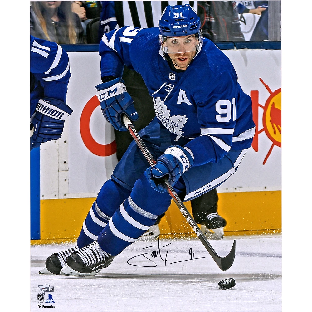 Photographie autographiée de John Tavares, maillot bleu des Maple Leafs de Toronto, patinant avec une rondelle, 16" x 20"