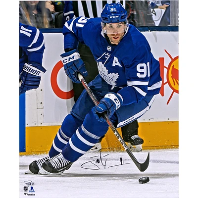 Photographie autographiée de John Tavares, maillot bleu des Maple Leafs de Toronto, patinant avec une rondelle, 16" x 20"