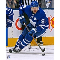 Photographie autographiée de John Tavares, maillot bleu des Maple Leafs de Toronto, patinant avec une rondelle, 16" x 20"