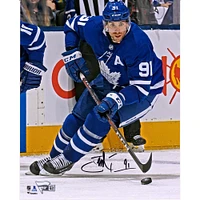Photographie verticale autographiée de 8" x 10" de John Tavares, maillot bleu des Maple Leafs de Toronto, patinant avec une rondelle