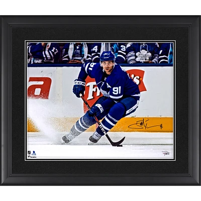 Photographie encadrée autographiée de John Tavares des Maple Leafs de Toronto, maillot bleu, 16" x 20"