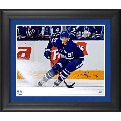 Photographie encadrée autographiée de John Tavares des Maple Leafs de Toronto, maillot bleu, 16" x 20"