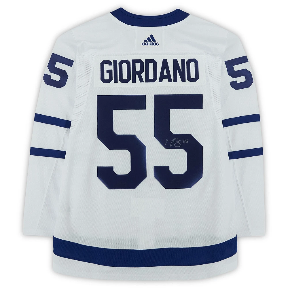 Maillot blanc authentique Adidas autographié par Mark Giordano des Maple Leafs de Toronto